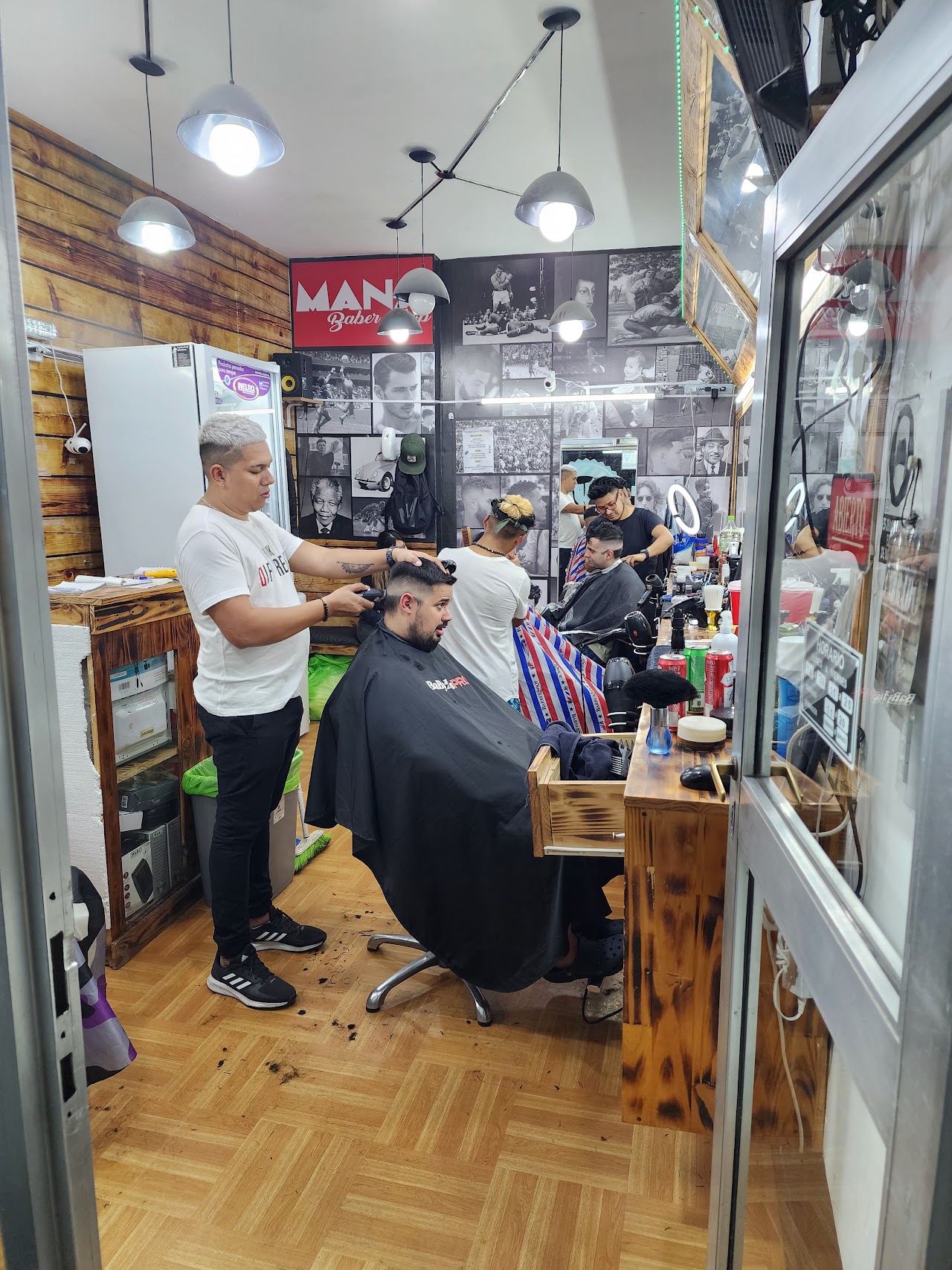 Interior premium de Mana Barber Shop
