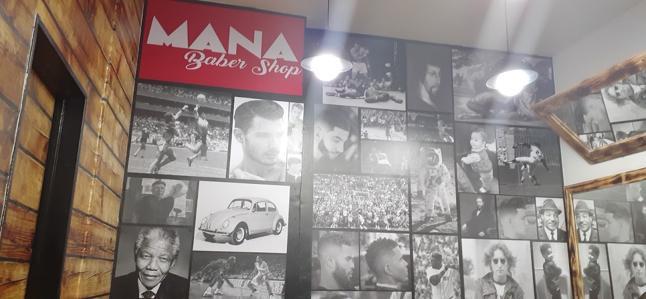 Fachada nocturna de Mana Barber Shop en Almagro