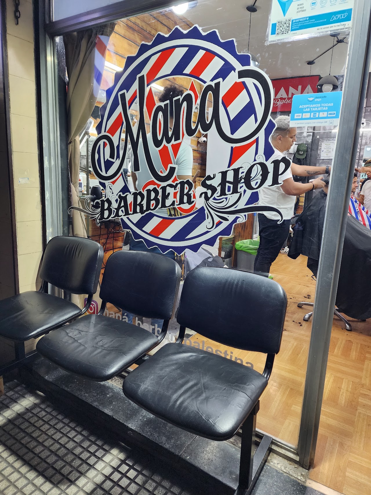 Detalle de sillón de barbero vintage y herramientas